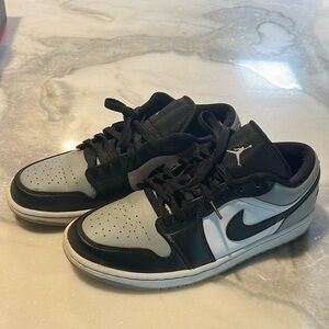 Men’s 9 Nike Air Force Jordans.